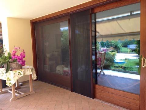 Moustiquaire plissée bilatérale pour portes-fenêtres et balcons | F-TC Moustiquaire plissée bilatérale pour portes-fenêtres et balcons | F-TC